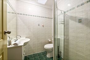 Spacious 2-bed Townhouse With Garage & Patio