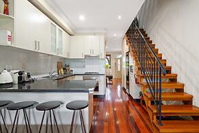 Spacious 2-bed Townhouse With Garage & Patio