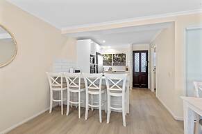 Family-friendly Flat With Balcony Views