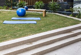 Luxe Beachfront 2-bed With Gym, Pool & Views