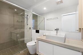 Luxe Beachfront 2-bed With Gym, Pool & Views