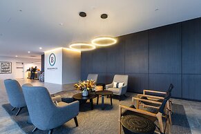 Luxe Beachfront 2-bed With Gym, Pool & Views