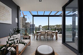 Luxe Beachfront 2-bed With Gym, Pool & Views