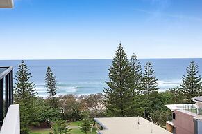 Luxe Beachfront 2-bed With Gym, Pool & Views