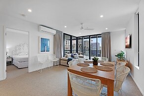 Luxe Beachfront 2-bed With Gym, Pool & Views