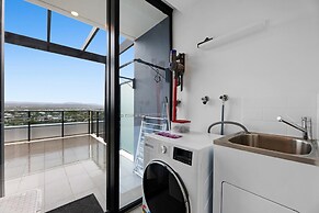 Luxe Beachfront 2-bed With Gym, Pool & Views