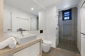 Luxe Beachfront 2-bed With Gym, Pool & Views