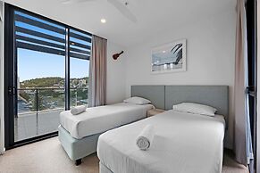 Luxe Beachfront 2-bed With Gym, Pool & Views