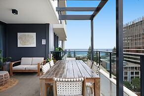 Luxe Beachfront 2-bed With Gym, Pool & Views