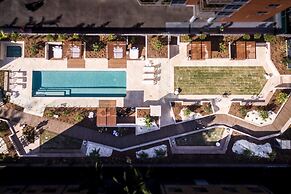 Luxe Beachfront 2-bed With Gym, Pool & Views