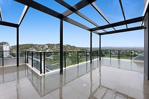 Luxe Beachfront 2-bed With Gym, Pool & Views