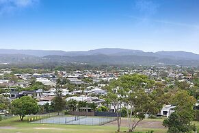 Luxe Beachfront 2-bed With Gym, Pool & Views
