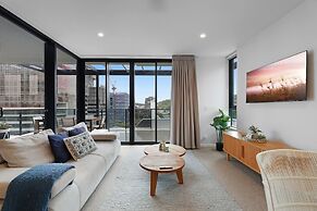 Luxe Beachfront 2-bed With Gym, Pool & Views