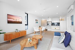 Luxe Beachfront 2-bed With Gym, Pool & Views