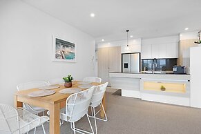 Luxe Beachfront 2-bed With Gym, Pool & Views