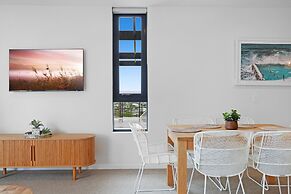 Luxe Beachfront 2-bed With Gym, Pool & Views