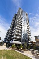 Luxe Beachfront 2-bed With Gym, Pool & Views