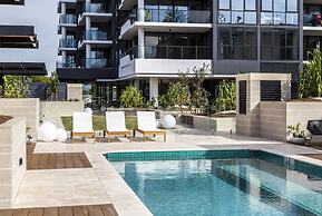 Luxe Beachfront 2-bed With Gym, Pool & Views