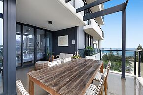 Luxe Beachfront 2-bed With Gym, Pool & Views