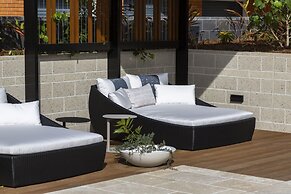 Luxe Beachfront 2-bed With Gym, Pool & Views