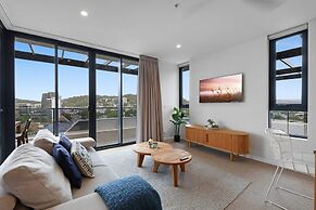 Luxe Beachfront 2-bed With Gym, Pool & Views