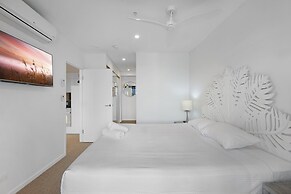 Luxe Beachfront 2-bed With Gym, Pool & Views