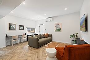 Bright Kingston Stay With Balcony Access