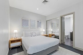 Sophisticated CBD 2-bed Apartment by Yarra River