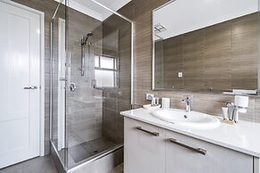 Spacious 4-bed House With Outdoor Area