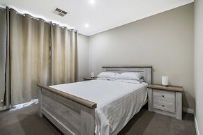Spacious 4-bed House With Outdoor Area