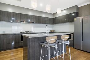 Spacious 4-bed House With Outdoor Area