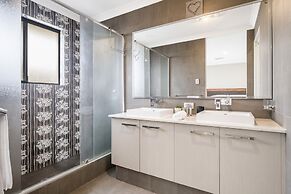 Spacious 4-bed House With Outdoor Area