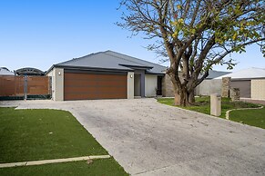Spacious 4-bed House With Outdoor Area