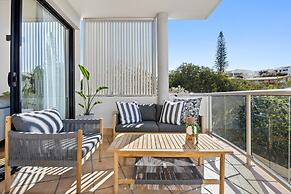 Pristine 2-bed Apartment With Pool and Balcony