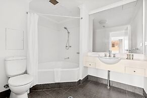 Bright Inner-west Stay With Pool Access
