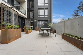 Luxe 2-bed Inner-city Abode With Alfresco Dining