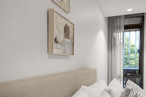 Luxe 2-bed Inner-city Abode With Alfresco Dining