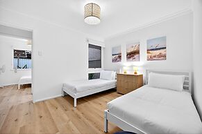 Bright 2-bed Unit Near Scarborough Beach