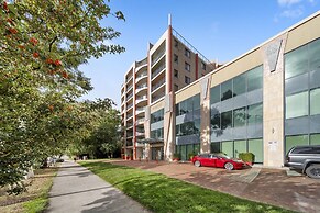 Inner-city 2-bed With Parking, Pool, Gym & BBQ