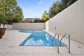 Inner-city 2-bed With Parking, Pool, Gym & BBQ