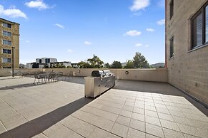 Inner-city 2-bed With Parking, Pool, Gym & BBQ