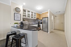Inner-city 2-bed With Parking, Pool, Gym & BBQ