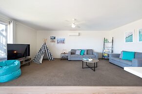 Spacious 3-bed Ground Level Beachside Stay