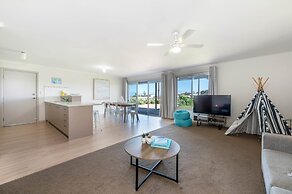 Spacious 3-bed Ground Level Beachside Stay