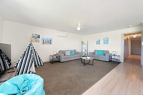 Spacious 3-bed Ground Level Beachside Stay