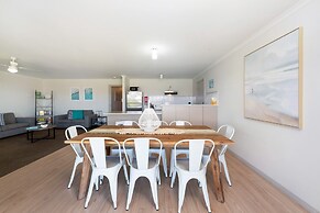 Spacious 3-bed Ground Level Beachside Stay