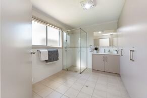 Spacious 3-bed Ground Level Beachside Stay