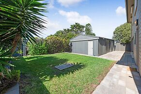 Spacious 3-bed Ground Level Beachside Stay