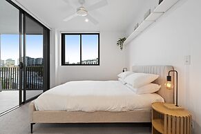 Spacious West End Apartment With Pool & BBQ Access