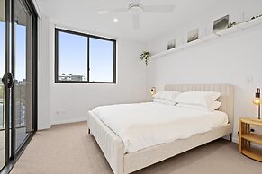Spacious West End Apartment With Pool & BBQ Access